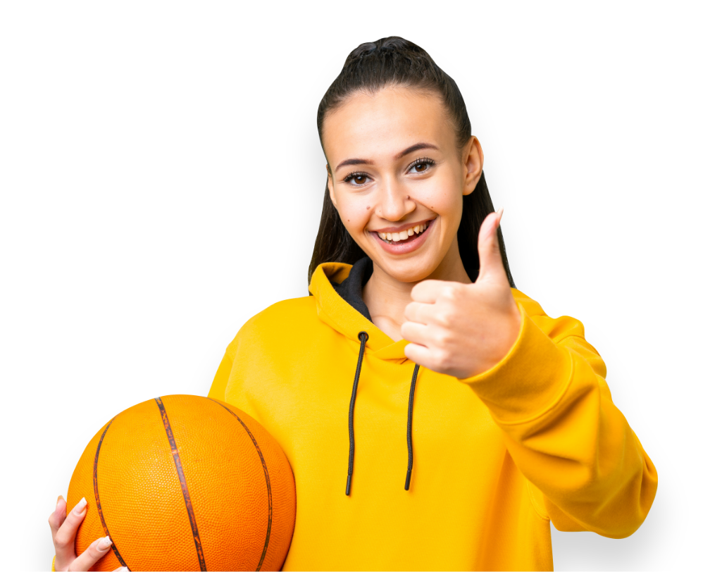 Une fille souriante s'éclate au basket