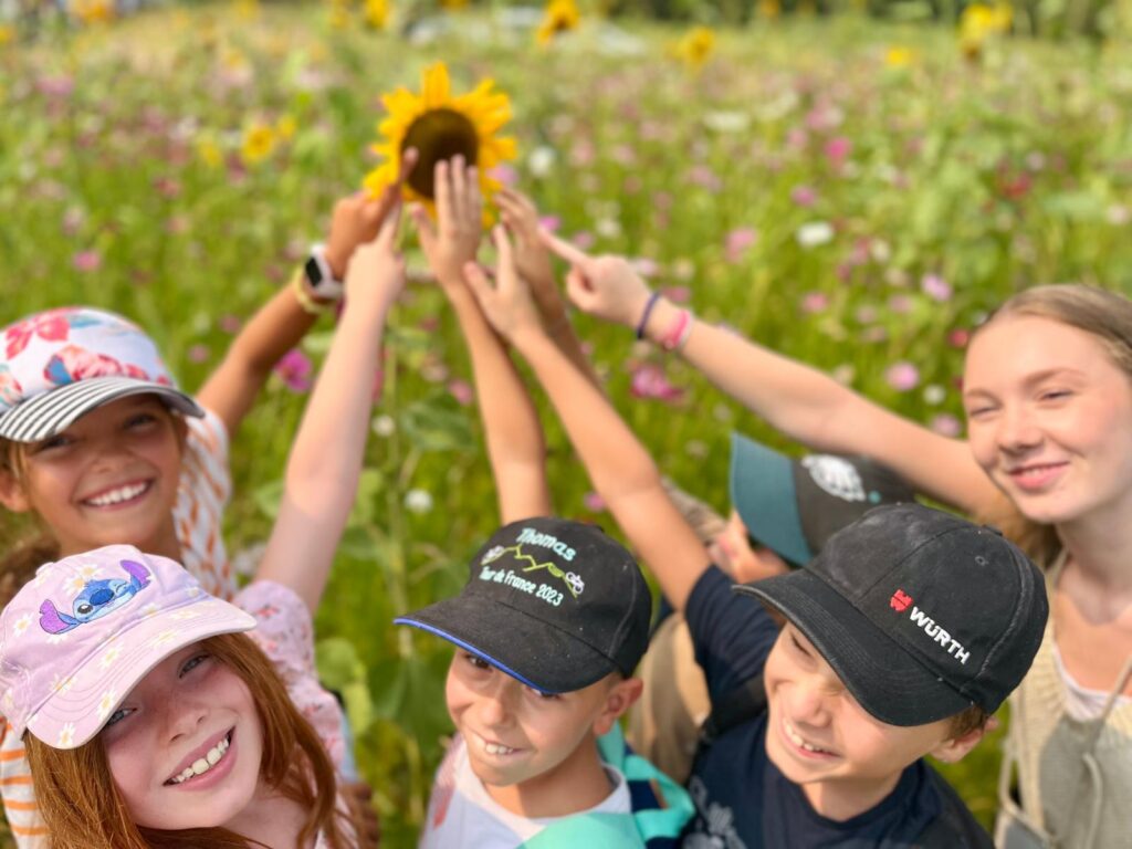 Groupe d'enfants dans un jardin fleuri