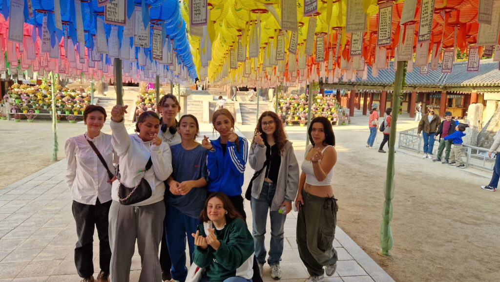 Gyeongju en Corée du Sud, groupe de jeunes en vacances sous lampions colorés