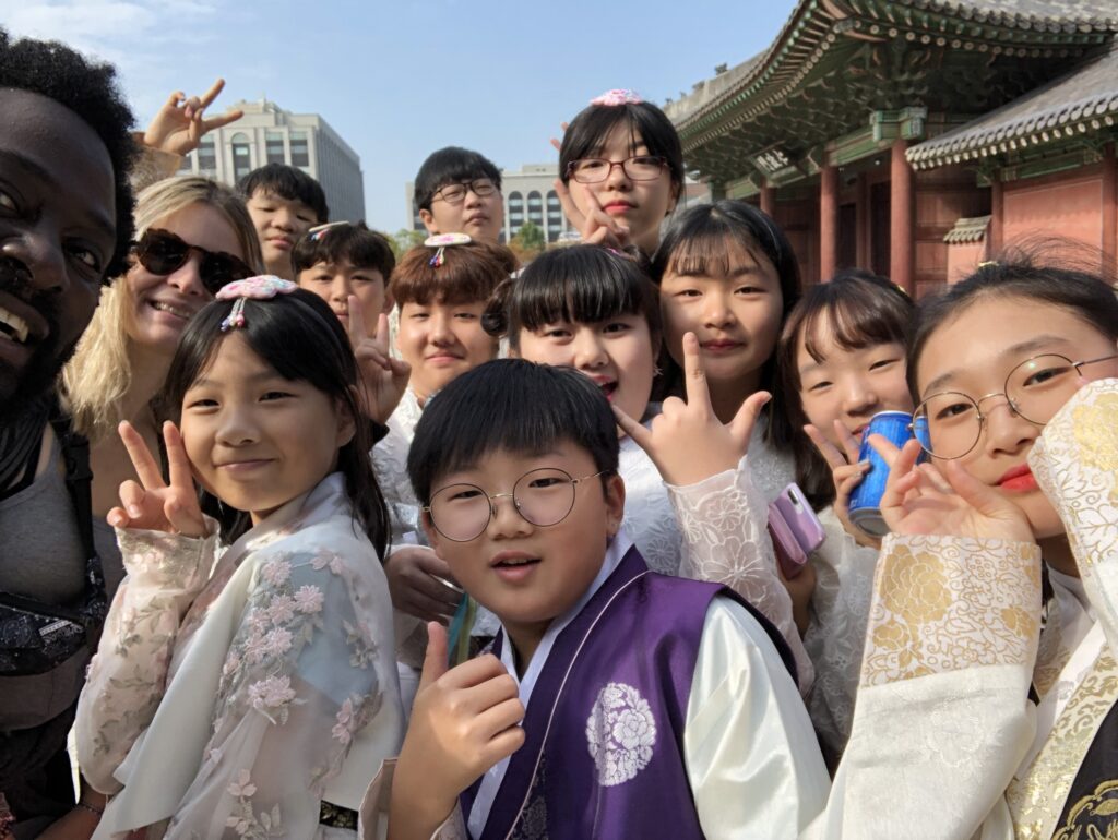 Corée du Sud, Séoul, sourires avec des jeunes en hanbok