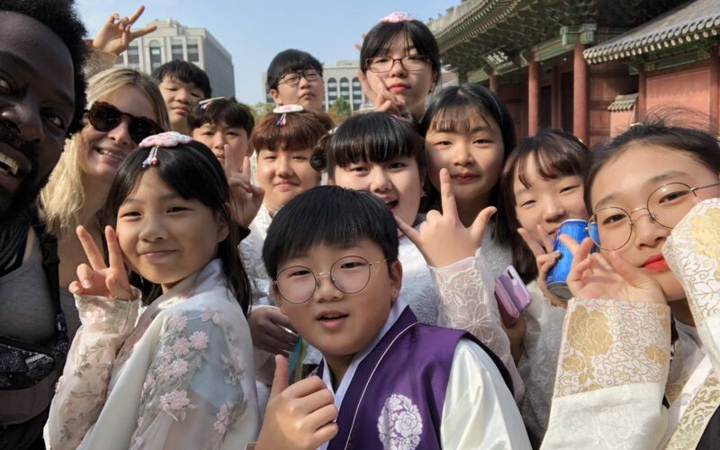 Corée du Sud, Séoul, sourires avec des jeunes en hanbok