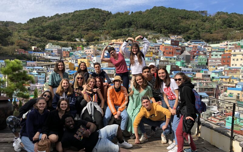 Panorama de Gamcheon à Busan, avec un groupe d'ados souriants en vacances en Corée du Sud