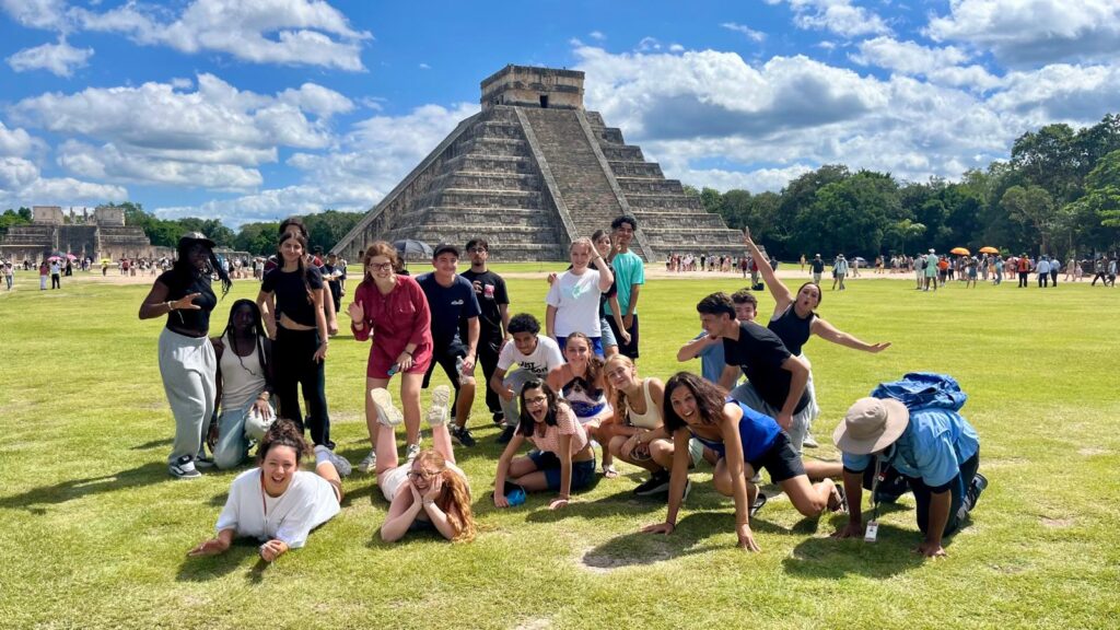 Groupe de jeunes ados s'amusant sur le site maya de Chichen Itza dans le Yucatan au Mexique