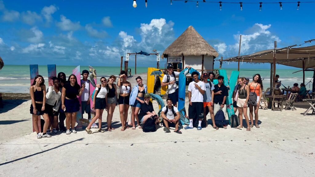 Groupe de jeunes ados sur la plage à Holbox